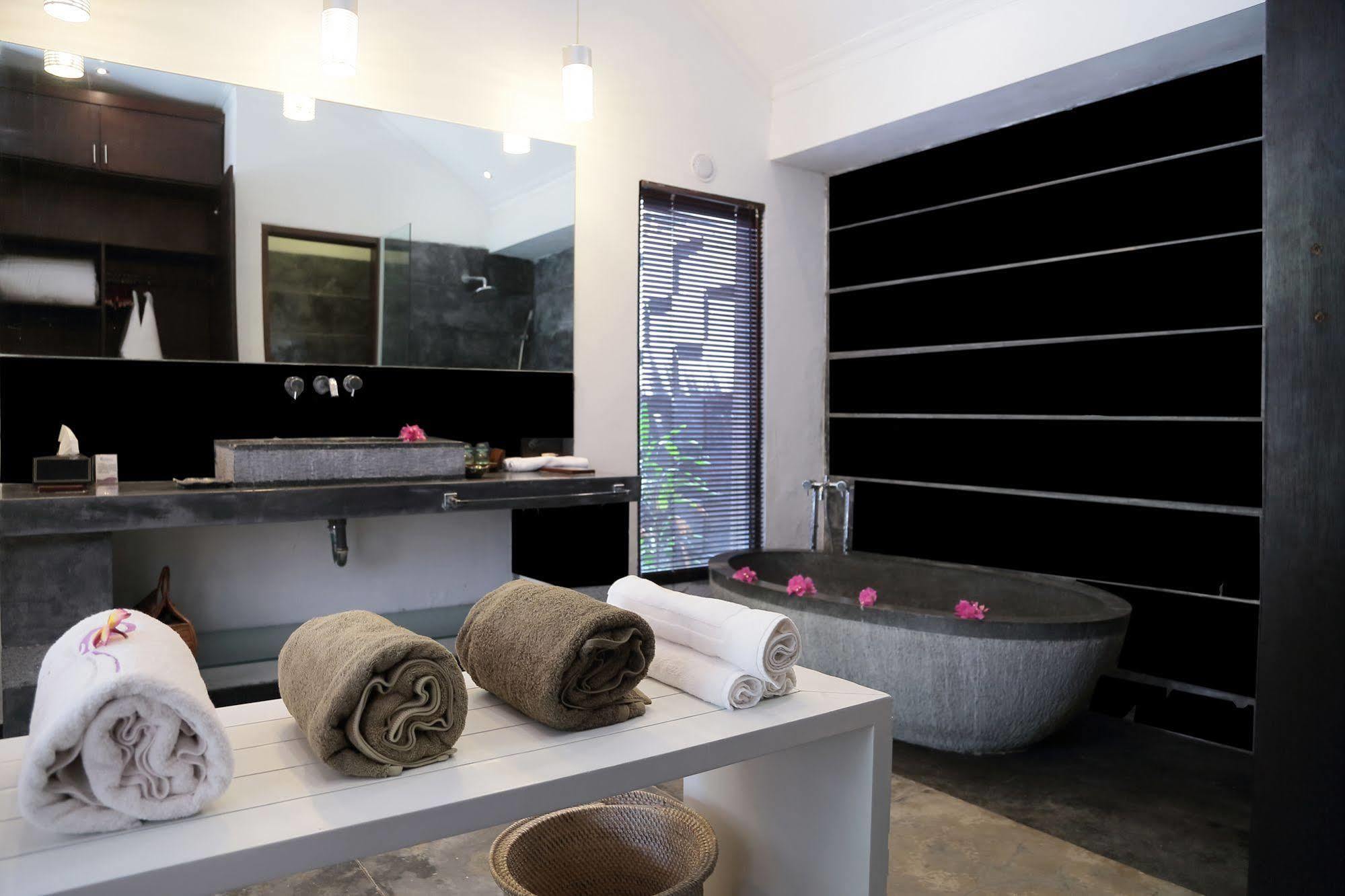 Indiana Kenanga Boutique Hotel & Spa Lembongan Buitenkant foto